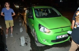 Cadde üzerinde kavga edenlere otomobil çarptı:...