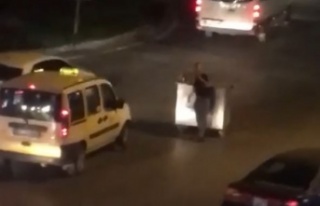 Çöp konteynerini yol ortasına çekip içki masası...