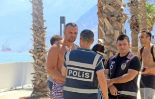 Denizde akıntıya kapılıp sahildeki çantasından...