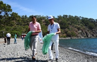 Denizin dibinden pet şişeler, otomobil lastiği,...