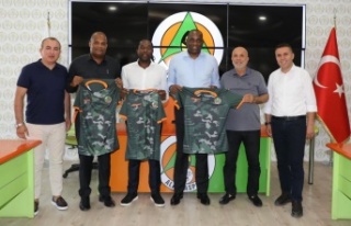 Dominika Başbakanı Skerrit Alanyaspor'u ziyaret...
