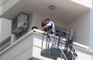 Eşyalarını aşağı atıp, balkonda keyif yaptı,...