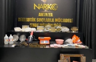 Evlerinde uyuşturucu madde depolayan şüpheliler...