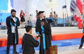 Fakülte birincisi genç kıza yaş kütüğüne plaket...