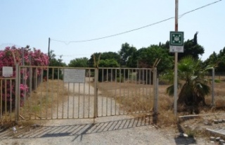 Gençler saha bulamazken terk edilen stadı kurumuş...