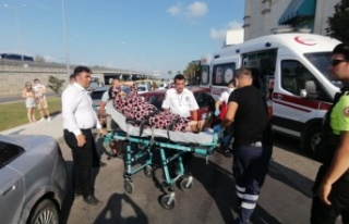 Hamile kadının kontrolünü kaybettiği araç park...