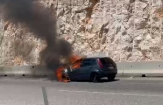 Hareket halindeki otomobil alev topuna döndü