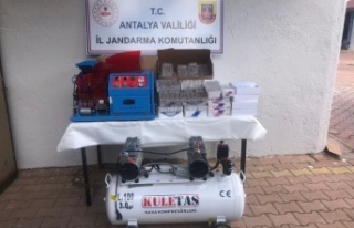 Kaçak sigara imalathanesinde 300 bin TL'lik...