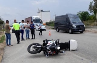 Kazada yaralanan polisin elini tutan vatandaş başından...