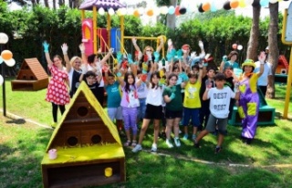 Küçük eller kedi evlerini boyadı