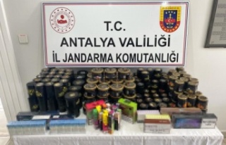 Markette çok miktarda kaçak tütün ürünü ele...