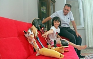 Onun oyuncakları protez bacakları