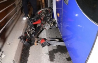 Alanya'da otobüsün çarptığı motosiklet...