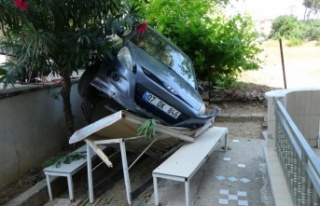 Otomobil apartmanın bahçesindeki masanın üzerine...