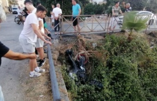 Otomobille çarpışan motosiklet kanala uçarken...