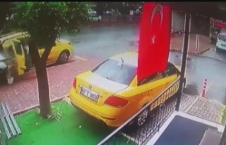 Park halindeki aracını temizlerken otomobilin çarptığı...