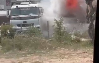 Park halindeki kamyon alev alev yandı