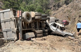 Rampa aşağı park edilen kamyon önündeki otomobili...