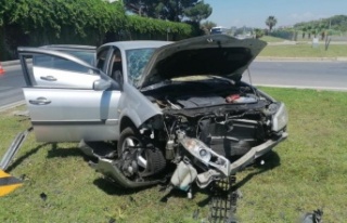 Refüjdeki beton kütleye çarpan otomobil hurdaya...