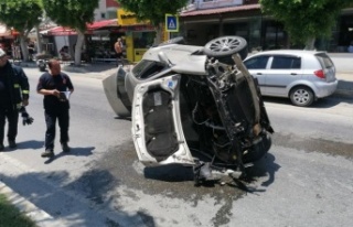 Refüje çarpan otomobil takla attı: 1 yaralı