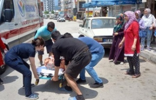 Sağlık çalışanları kazada araçta sıkışan...