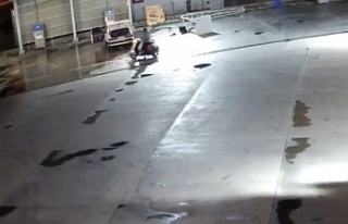 Sahibinin içinde uyuduğu araçtan cep telefonunu...