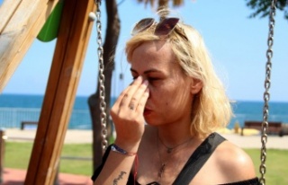 Salıncağa binen iki genç kız, 'çakmak'...