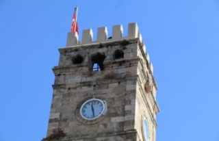 Tarihi saat kulesinin restorasyonunda orijinal saatinin...
