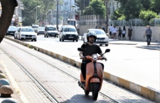 Tramvay yolunu ve kaldırımı kullanan scooter kullanıcılarına...
