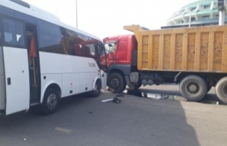 Tur midibüsü ile kamyon çarpıştı: 2 yaralı