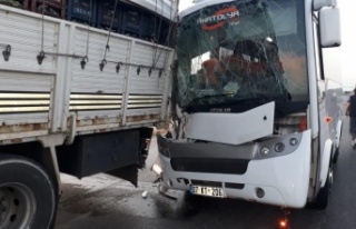 Tur midibüsü kamyona arkadan çarptı: 2’si Alman...