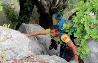 Üç yıl önce çıktığı dağda mahsur kalan gencin...