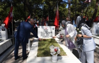 15 Temmuz şehitleri mezarları başında anıldı