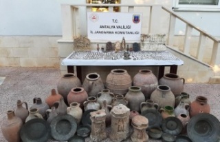 2 bin 713 parça kaçak tarihi eserle evini müzeye...