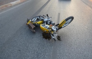 Ağaca çarpan motosiklet sürücüsü hayatını...