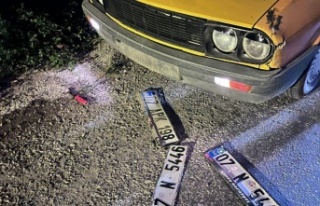 Alanya'da çaldıkları aracın plakasını değiştirirken...