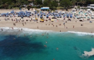 Alanya'nın plajlarında 39 derecede bayram yoğunluğu