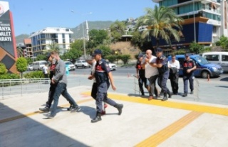 Alanya’da kendilerini MİT personeli olarak tanıtan...