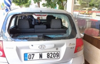 Alanya’da park halindeki aracın camlarını kırdılar
