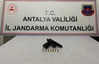 Antalya'da şüpheli şahsın aracında tabanca...