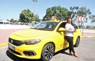 Antalya'nın yüksek lisanslı taksicisi Kübra...