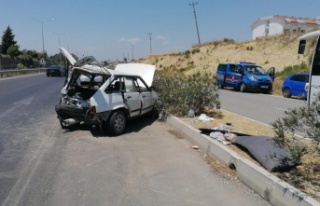 Arızalanarak park eden otomobile tur otobüsü arkadan...