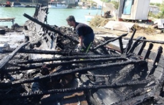 Bakım için karaya çekilen tekne alev alev yandı,...