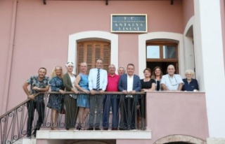 Başkan Böcek: "Antalya Lisesini yaşatmak mecburiyetindeyiz"