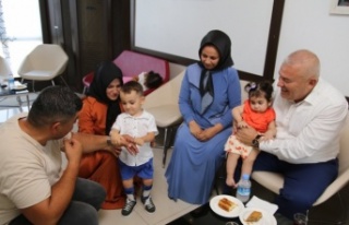 Başkan Şahin Ela bebek ile yakından ilgilendi