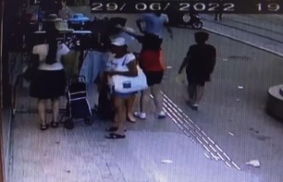 Birisi perdeledi, diğeri askıda duran şortları...