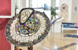 Cam, fayans kırıkları, mozaik, boncuk ve çekilmemiş...