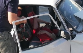 Çarpışmanın etkisiyle savrulan otomobil palmiye...