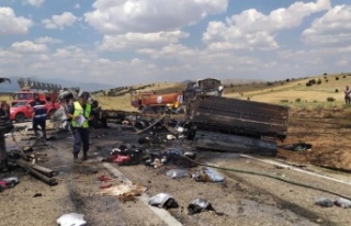 Çarpıştıktan sonra alev alan tır ve kamyon üç...