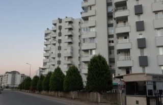 Çöp evde kilitli bulunan çocuk sosyal hizmetlere...